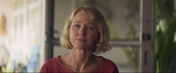 Movie still from “Penguin Bloom” (2020), directed by Glendyn Ivin – A person with short blonde hair; Close Up shot, Over the shoulder angle