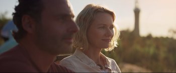 Movie still from “Penguin Bloom” (2020), directed by Glendyn Ivin – A woman and a man are looking into the distance; Close Up shot, Low angle