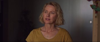 Movie still from “Penguin Bloom” (2020), directed by Glendyn Ivin – A person with short blonde hair; Close Up shot, Over the shoulder angle