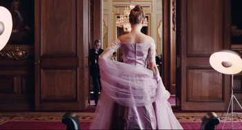Movie still from “Phantom Thread” (2017), directed by Paul Thomas Anderson – Medium shot, Over the shoulder angle