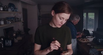 Movie still from “Phantom Thread” (2017), directed by Paul Thomas Anderson – Medium shot, Over the shoulder angle