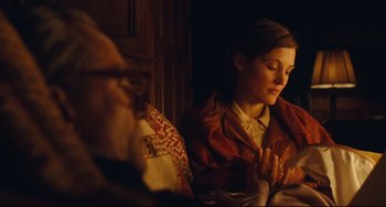 Movie still from “Phantom Thread” (2017), directed by Paul Thomas Anderson – Medium shot, Over the shoulder angle