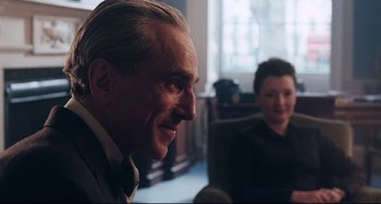 Movie still from “Phantom Thread” (2017), directed by Paul Thomas Anderson – Close Up shot, Over the shoulder angle