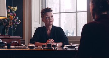 Movie still from “Phantom Thread” (2017), directed by Paul Thomas Anderson – Medium shot, Over the shoulder angle