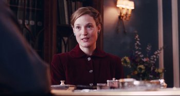 Movie still from “Phantom Thread” (2017), directed by Paul Thomas Anderson – Close Up shot, Over the shoulder angle