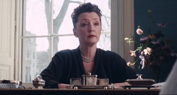 Movie still from “Phantom Thread” (2017), directed by Paul Thomas Anderson – Medium shot, Over the shoulder angle