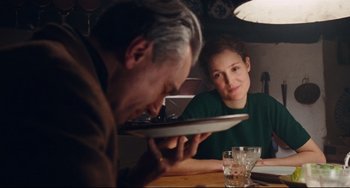 Movie still from “Phantom Thread” (2017), directed by Paul Thomas Anderson – Medium shot, Over the shoulder angle