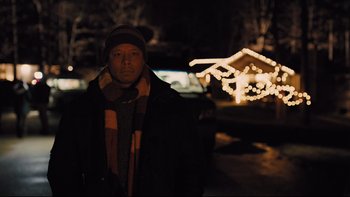 Movie still from “Prisoners” (2013), directed by Denis Villeneuve – A man standing in front of a christmas light display at night; Medium shot, Low angle