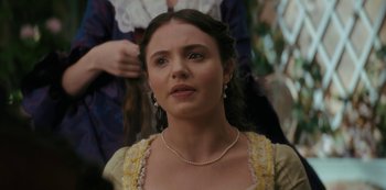 Movie still from “Queen Charlotte: A Bridgerton Story” (2023), directed by Tom Verica – A woman in a yellow dress and a pearl necklace; Close Up shot, Over the shoulder angle