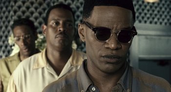 Movie still from “Ray” (2004), directed by Taylor Hackford – Two men standing next to each other in front of a wall; Close Up shot, Over the shoulder angle