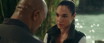 Movie still from “Red Notice” (2021), directed by Rawson Marshall Thurber – A man and a woman talking to each other; Close Up shot, Over the shoulder angle