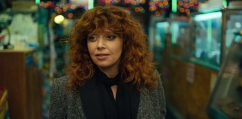 Movie still from “Russian Doll” (2019), created by Natasha Lyonne – A person with curly red hair; Close Up shot, Over the shoulder angle
