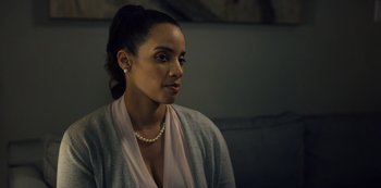 Movie still from “Russian Doll” (2019), created by Natasha Lyonne – A woman in a pink shirt and a gray sweater; Close Up shot, Over the shoulder angle