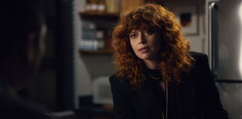 Movie still from “Russian Doll” (2019), created by Natasha Lyonne – A person with curly red hair; Close Up shot, Over the shoulder angle