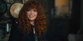 Movie still from “Russian Doll” (2019), created by Natasha Lyonne – A person with curly hair; Close Up shot, Over the shoulder angle