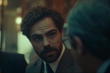 Movie still from “Argentina, 1985” (2022), directed by Santiago Mitre – A man in a suit is talking to a woman; Close Up shot, Over the shoulder angle