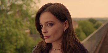 Movie still from “Sex Education” (2019), created by Laurie Nunn – A person with long brown hair; Close Up shot, Over the shoulder angle