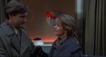 Movie still from “Sleepless in Seattle” (1993), directed by Nora Ephron – A woman standing next to a man in front of a building; Medium shot, Over the shoulder angle
