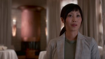 Movie still from “Snowpiercer” (2020), created by Graeme Manson – A woman in a white jacket is sitting in a room; Close Up shot, Over the shoulder angle