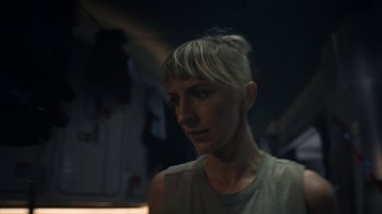 Movie still from “Snowpiercer” (2020), created by Graeme Manson – A woman with a short white hair is looking at the camera; Close Up shot, Over the shoulder angle