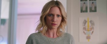 Movie still from “Someone Great” (2019), directed by Jennifer Kaytin Robinson – A person with blonde hair; Close Up shot, Over the shoulder angle