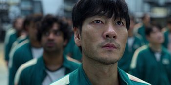 Movie still from “Squid Game” (2021), created by Hwang Dong-hyuk – A person looking up at the sky; Close Up shot, Low angle