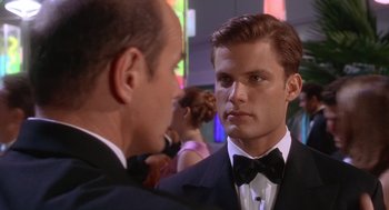 Movie still from “Starship Troopers” (1997), directed by Paul Verhoeven – Close Up shot, Over the shoulder angle