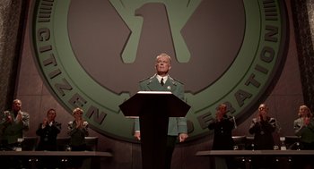 Movie still from “Starship Troopers” (1997), directed by Paul Verhoeven – Medium shot, Low angle