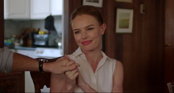 Movie still from “Still Alice” (2014), directed by Richard Glatzer – A woman in a white shirt is holding her hand out; Close Up shot, Over the shoulder angle