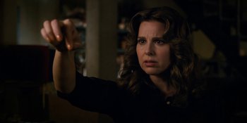 Movie still from “Stranger Things” (2016), created by Ross Duffer – A woman is holding something in her hand; Close Up shot, Over the shoulder angle
