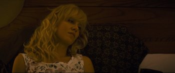 Movie still from “Synchronic” (2019), directed by Justin Benson – A woman with blonde hair is sitting on a couch; Close Up shot, High angle