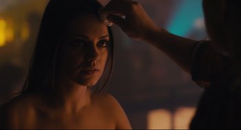 Movie still from “Ted” (2012), directed by Seth MacFarlane – A woman getting her hair cut by a stylist; Close Up shot, Over the shoulder angle