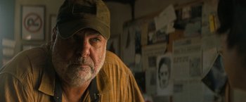 Movie still from “Texas Chainsaw Massacre” (2022), directed by David Blue Garcia – An older man wearing a hat in front of a wall; Close Up shot, Over the shoulder angle
