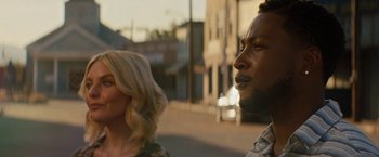 Movie still from “Texas Chainsaw Massacre” (2022), directed by David Blue Garcia – A man and a woman standing next to each other on the street; Close Up shot, Over the shoulder angle