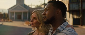 Movie still from “Texas Chainsaw Massacre” (2022), directed by David Blue Garcia – A man and a woman standing next to each other on the street; Close Up shot, Low angle