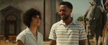 Movie still from “Texas Chainsaw Massacre” (2022), directed by David Blue Garcia – A man and a woman smiling for the camera; Close Up shot, Over the shoulder angle