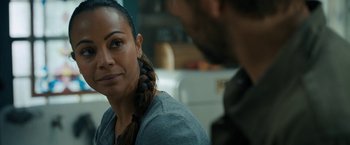 Movie still from “The Adam Project” (2022), directed by Shawn Levy – A woman sitting next to a man in front of a refrigerator; Close Up shot, Over the shoulder angle