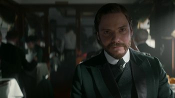 Movie still from “The Alienist” (2018), created by Cary Joji Fukunaga – Close Up shot, Low angle
