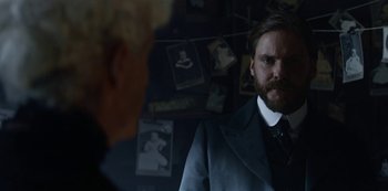 Movie still from “The Alienist” (2018), created by Cary Joji Fukunaga – A man wearing a suit and tie in front of a mirror; Close Up shot, Over the shoulder angle