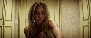 Movie still from “The Bad Batch” (2016), directed by Ana Lily Amirpour – A woman with long blonde hair looking at the camera; Close Up shot, High angle