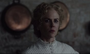 Movie still from “The Beguiled” (2017), directed by Sofia Coppola – A person with curly hair wearing a white shirt; Close Up shot, Over the shoulder angle