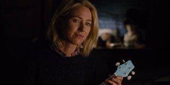 Movie still from “The Book of Henry” (2017), directed by Colin Trevorrow – A woman is holding a ukulele in her hand; Close Up shot, Over the shoulder angle