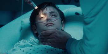 Movie still from “The Book of Henry” (2017), directed by Colin Trevorrow – A young boy in a hospital bed with an oxygen mask on his face; Close Up shot, High angle
