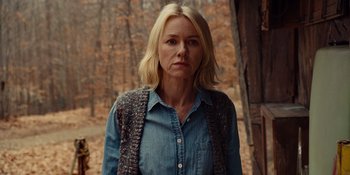 Movie still from “The Book of Henry” (2017), directed by Colin Trevorrow – A woman with blonde hair wearing a blue shirt; Close Up shot, Over the shoulder angle