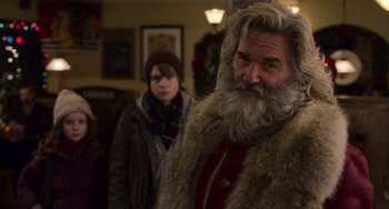 Movie still from “The Christmas Chronicles” (2018), directed by Clay Kaytis – A man with a long gray beard standing next to a woman; Close Up shot, Over the shoulder angle