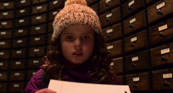 Movie still from “The Christmas Chronicles” (2018), directed by Clay Kaytis – A little girl wearing a knitted hat holding a piece of paper; Close Up shot, Low angle