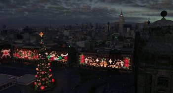 Movie still from “The Christmas Chronicles” (2018), directed by Clay Kaytis – An aerial view of a christmas tree in the middle of a city; Extreme Wide shot, High angle
