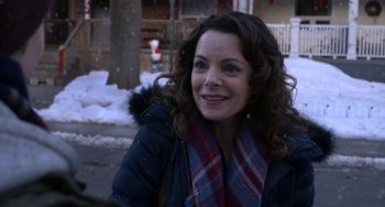 Movie still from “The Christmas Chronicles” (2018), directed by Clay Kaytis – A woman in a blue jacket and a scarf; Close Up shot, Over the shoulder angle