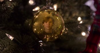 Movie still from “The Christmas Chronicles” (2018), directed by Clay Kaytis – A person is reflected in a christmas ornament; Extreme Close Up shot, Overhead angle