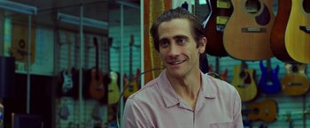 Movie still from “Nightcrawler” (2014), directed by Dan Gilroy – A person wearing a pink shirt; Close Up shot, Over the shoulder angle